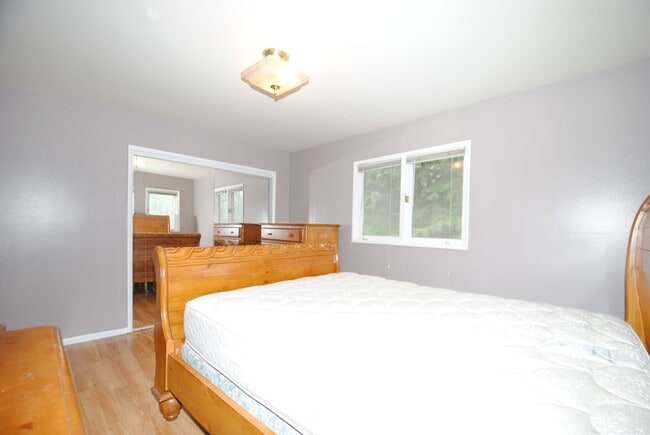 Building Photo - Gorgeous 4 bed / 2 bath with Heated Garage