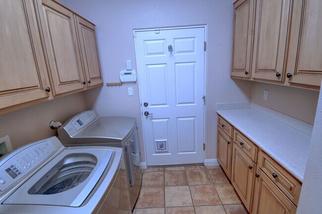 Building Photo - Beautiful NE Heights 3-4 Bedoom with Amazi...
