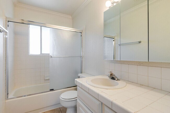Building Photo - 4 bedroom house close to CSU