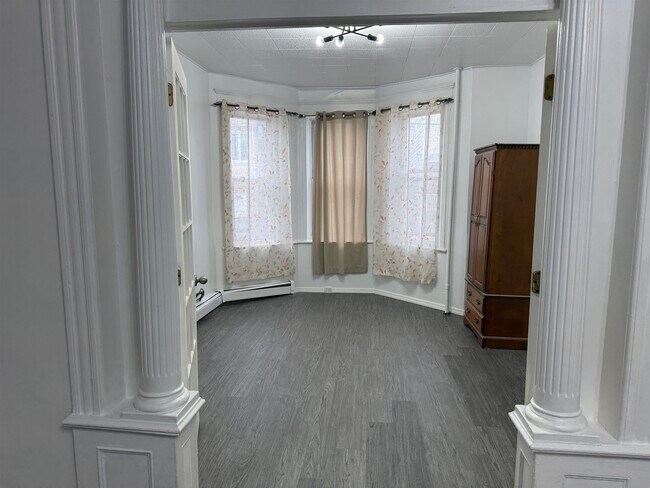 Building Photo - 122 W 20th St