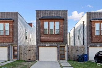 Building Photo - 2224 Dyson St
