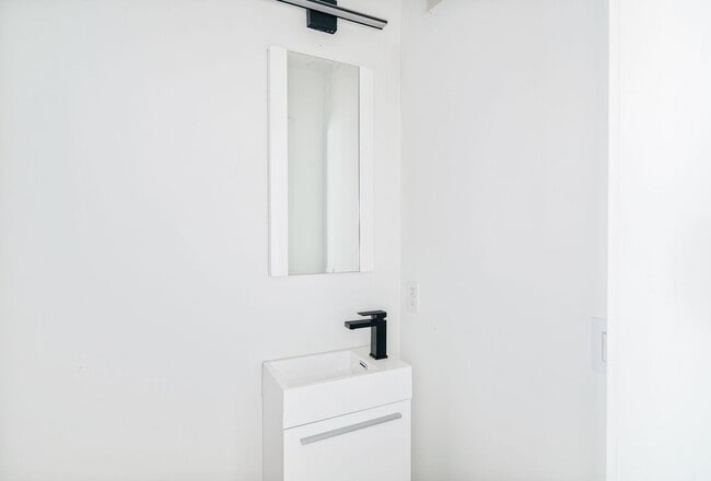 Building Photo - 2611 E Boston St