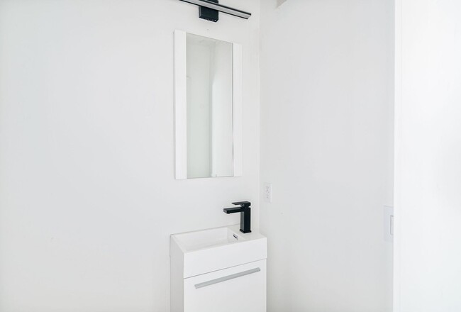 Building Photo - Brand New Luxury Townhouses