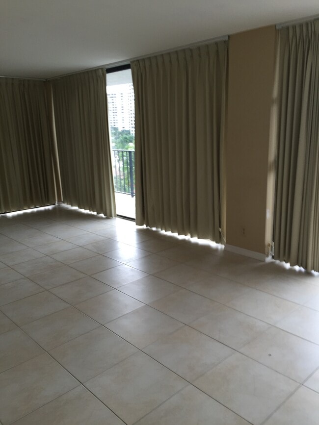 Building Photo - 200 Leslie Dr