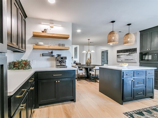 Building Photo - 700 Greenwood Dr