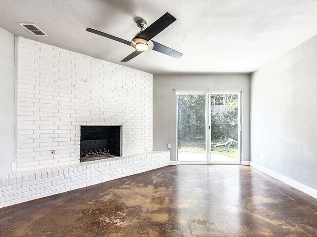 Building Photo - 2401 La Casa Dr