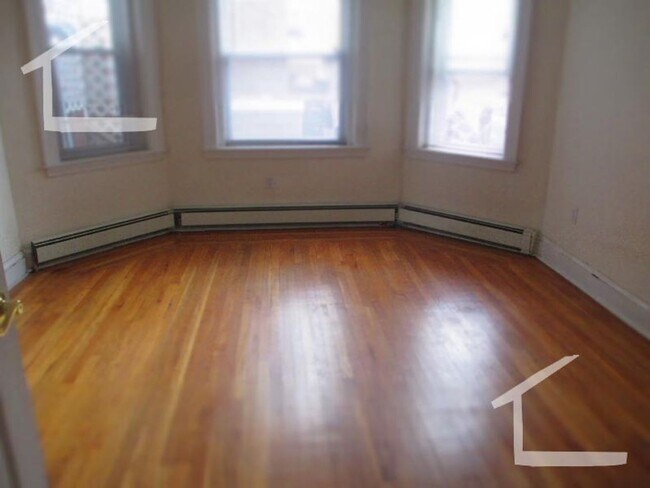 Building Photo - No Brokers Fee, Central BU Location! Walk to School, Central Campus. Central Heat/AC, Laundry on ...