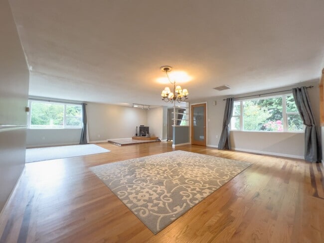 Building Photo - Country living 5 bed w/RV parking and 3 car garage!