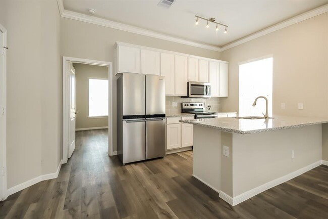 Building Photo - 9910 Crescent Cove Dr