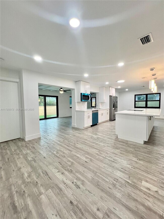 Building Photo - 641 NE 2nd St