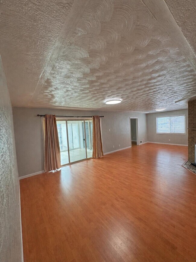 Building Photo - 1205 Valencia Dr NE