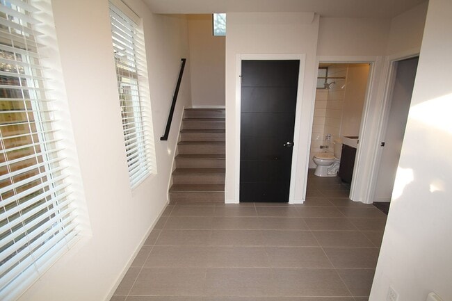 Building Photo - LUXURY BALLARD TOWNHOME W HIGH END FINISHE...