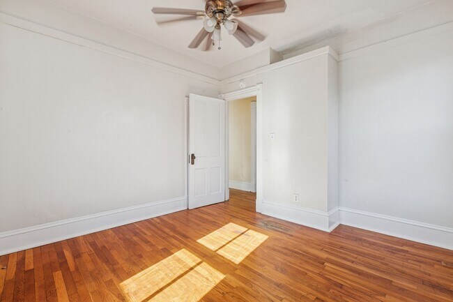 Building Photo - BEAUTIFUL Second Floor Unit in Olde Towne!