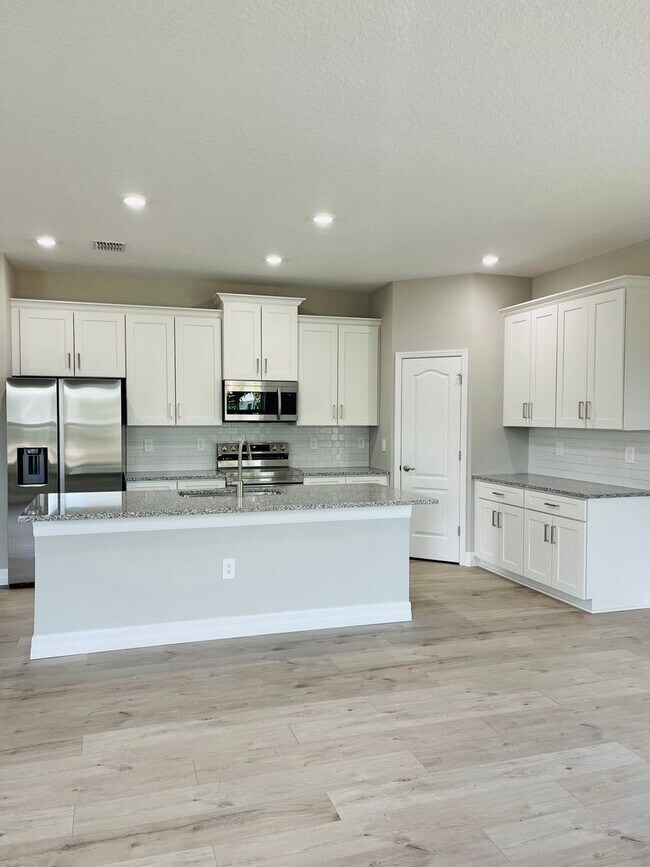 Building Photo - Welcome to your dream rental in beautiful ...