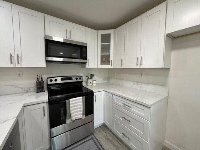 Building Photo - Downstairs 1 Bedroom Unit in Orange