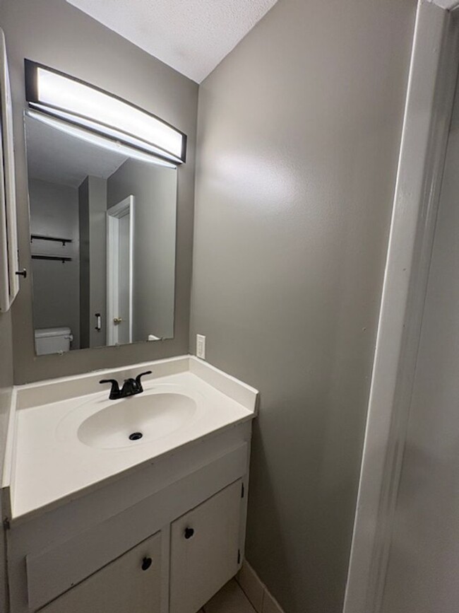 Building Photo - Spacious 4 Bed 2.5 bath Home Close to Fort...