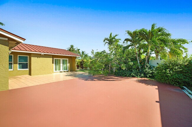 Building Photo - 4548 SW 28th Way