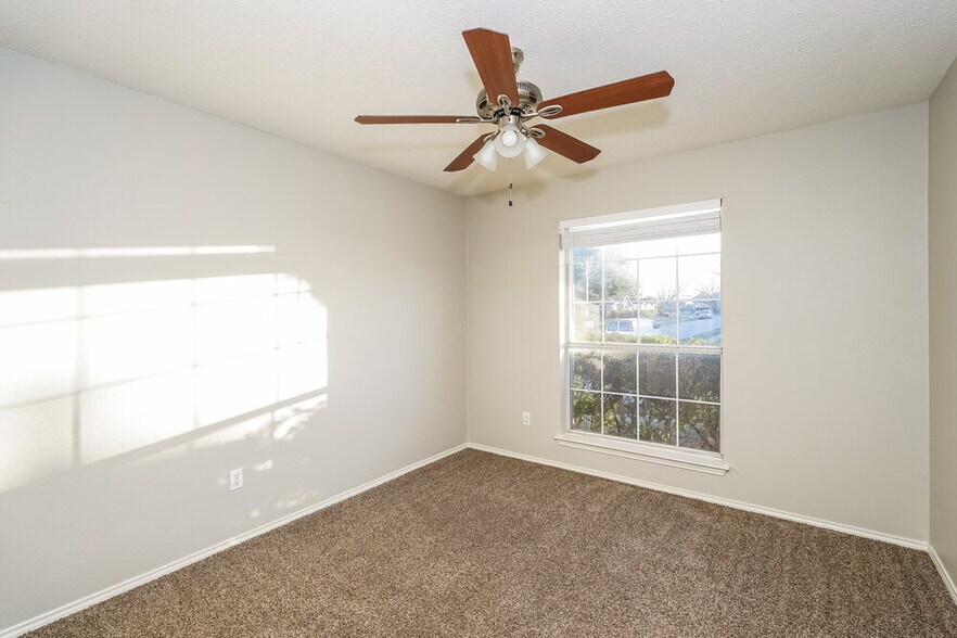 Building Photo - 903 Crestwood Dr