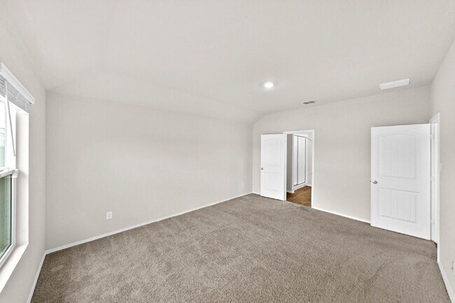 Building Photo - 1 MONTH FREE RENT WITH 18 - 24 MONTH LEASE!!! AVAILABLE THROUGH MARCH ONLY!