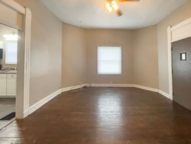 Building Photo - PRELEASING for AUGUST! Close to Campus