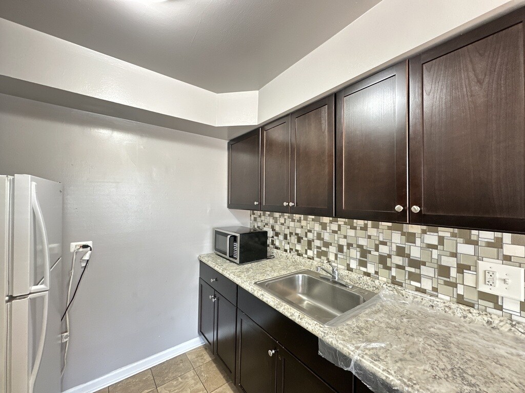 Building Photo - 9610 Ivanhoe Ave