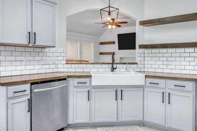 Building Photo - "Charming 3-Bedroom Home in San Antonio with Spacious 1530 sq ft Layout & 2 Full Baths!"