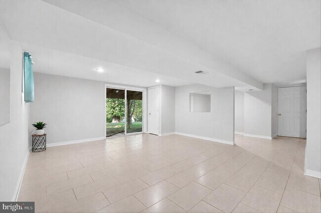 Building Photo - 229 Cabbel Dr
