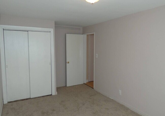 Building Photo - "Spacious 3-Bedroom Gem with Granite Accen...