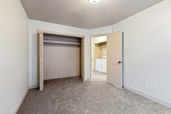 Building Photo - DARLING - 2 Bed 1.5 Bath Townhome in the M...