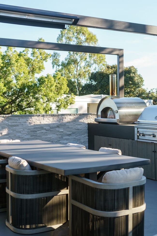 Building Photo - Prestigious Hollywood Hills Home for Rent