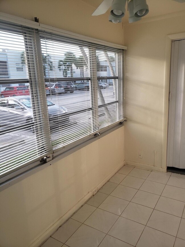 Building Photo - 688 Burgundy L