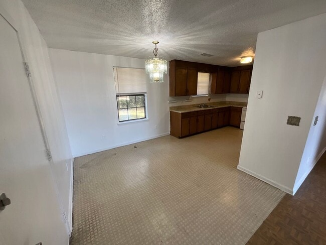 Building Photo - Spacious Brick 3/1 in Marianna in Quiet Cul-de-Sac