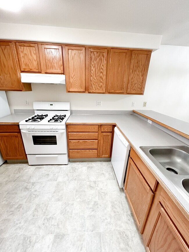 Building Photo - 5548 - 5550