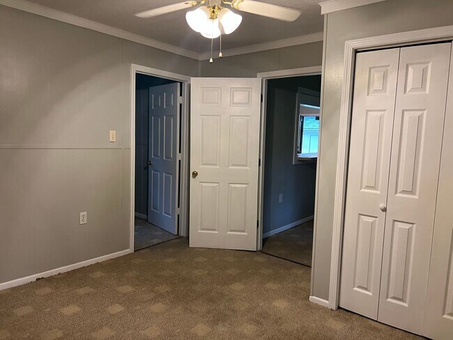 Building Photo - 1 BED 1 BATH PRIVATE RETREAT!