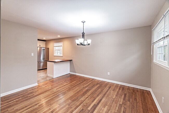 Building Photo - Hyde Park! 3 bedroom, 2.5 bathroom single family home