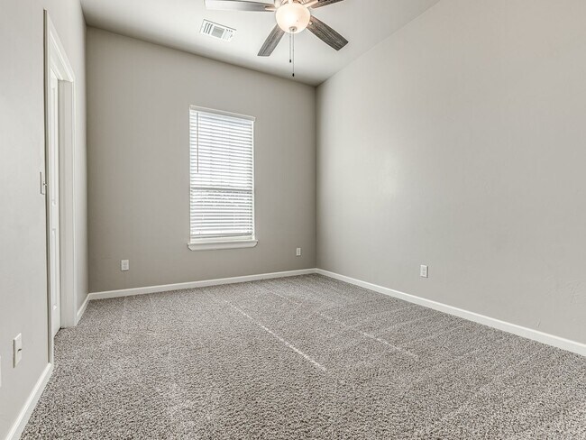 Building Photo - Newer Home in Ironstone + 3 bedrooms + 2 bathrooms + Edmond Schools