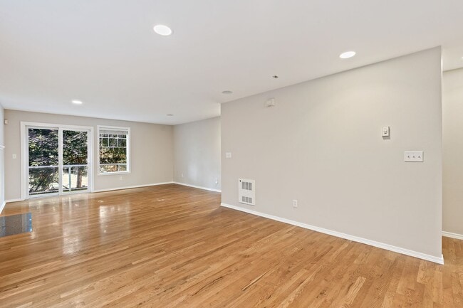 Building Photo - 11710 Greenwood Ave N