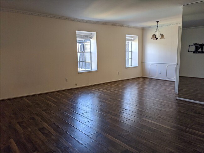 Building Photo - 361 N Post Oak Ln