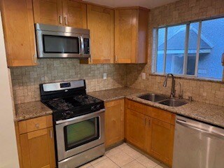 kitchen - 442 N Hollywood Way