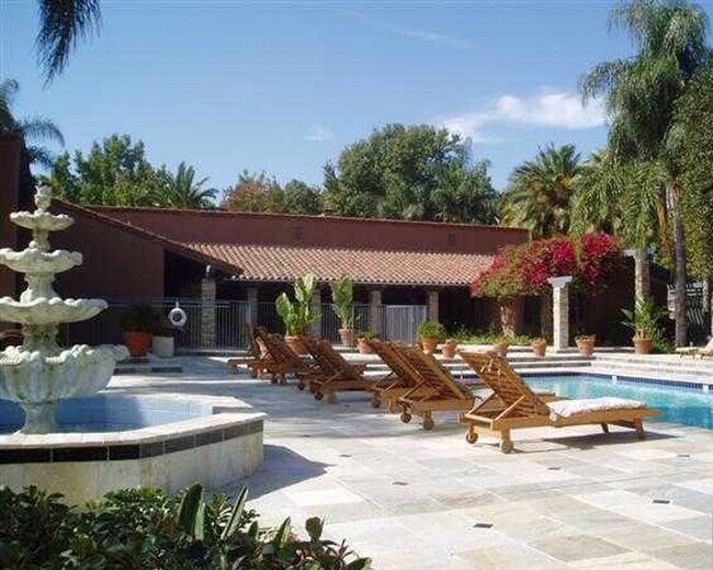 Building Photo - Santa Ana Junior 1 Bedroom 1 Bath Condo - Ground Floor - Gated - Pool/Spa