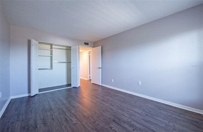 Building Photo - 225 Country Club Dr