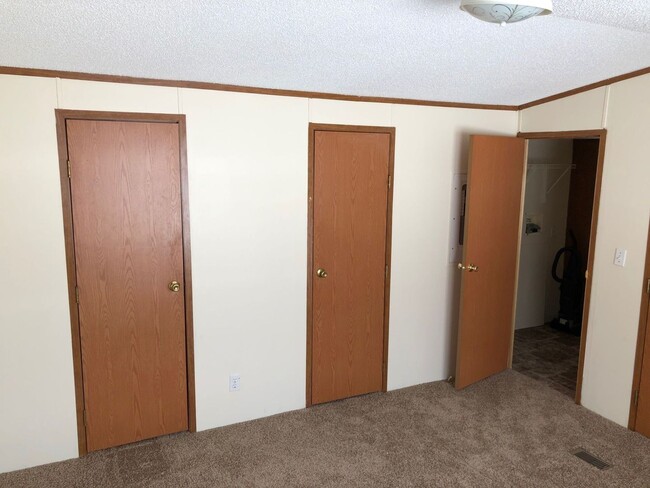 Building Photo - Large 16x80 Singlewide Mobile Home in Pine...