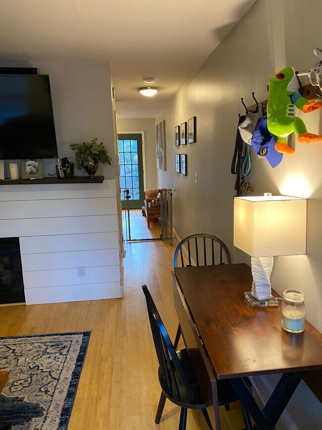 Building Photo - Immaculate end unit townhome in Raleigh's most desirable neighborhood - THE Five Points!