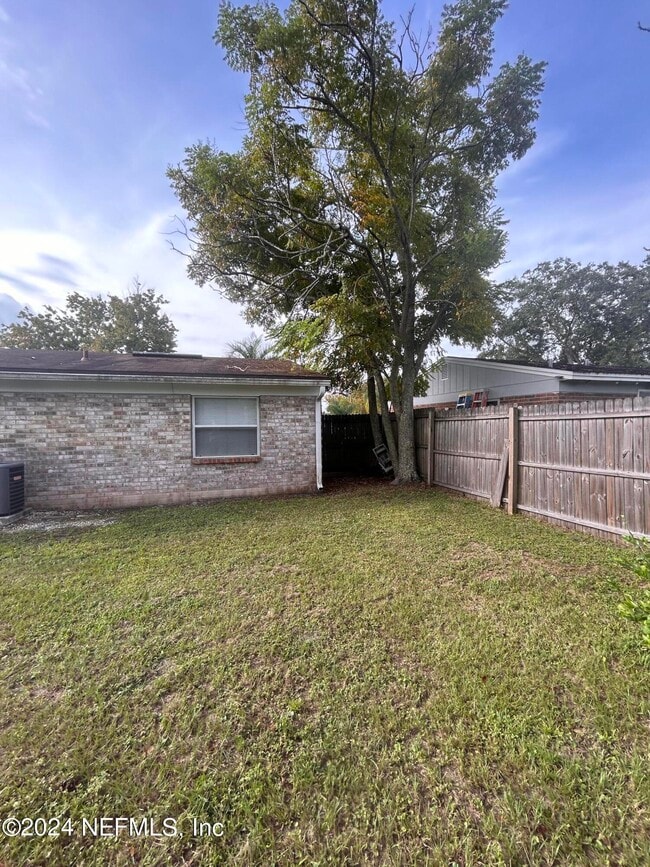 Building Photo - 10929 Weymouth Cir N