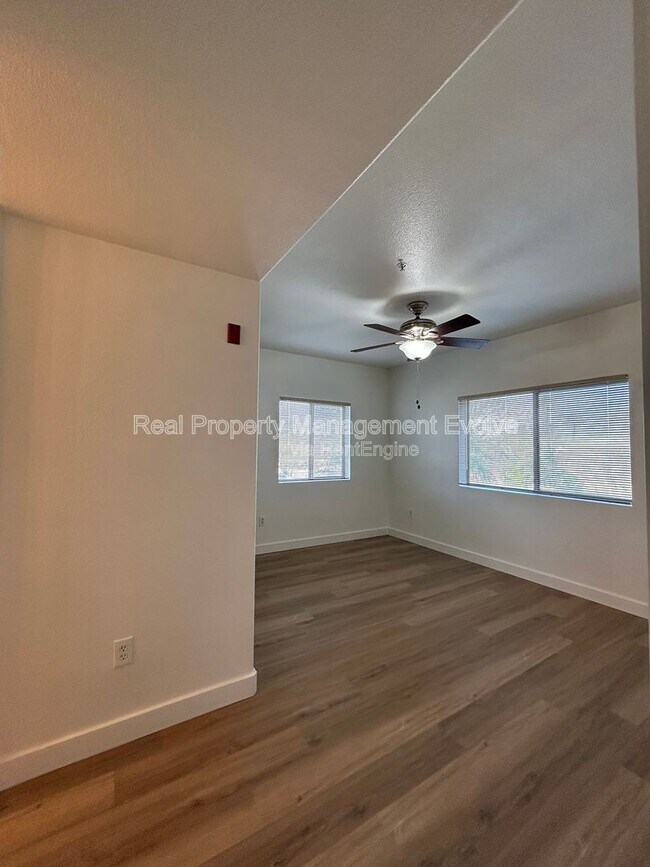 Building Photo - 920 E Devonshire Ave