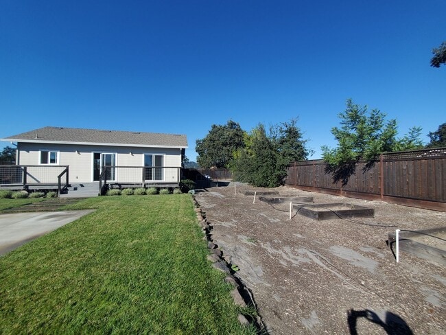 Building Photo - Nature Lover's Newer 1 bedroom single fami...