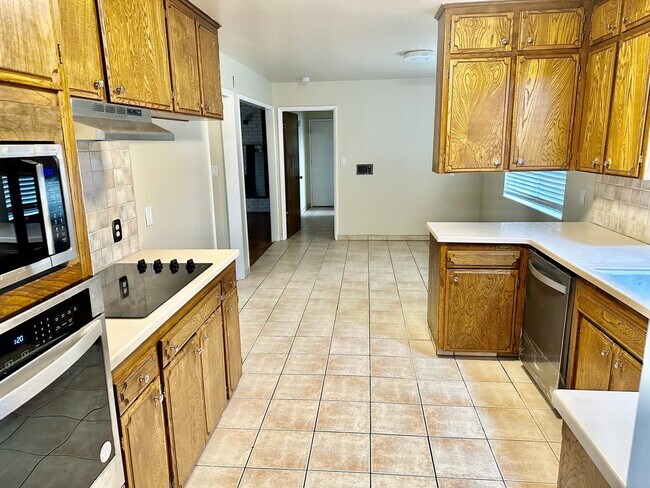 Building Photo - Spacious North Fresno 4/3 with Pool