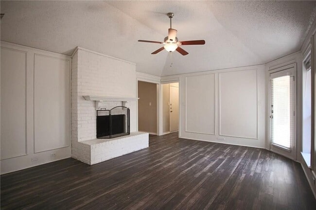 Building Photo - Spacious 3 Bedroom House in Carrollton!