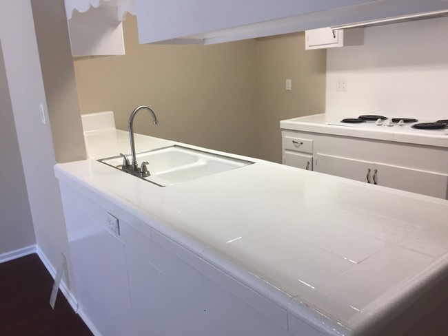 Building Photo - Hillcrest Glen Apartments