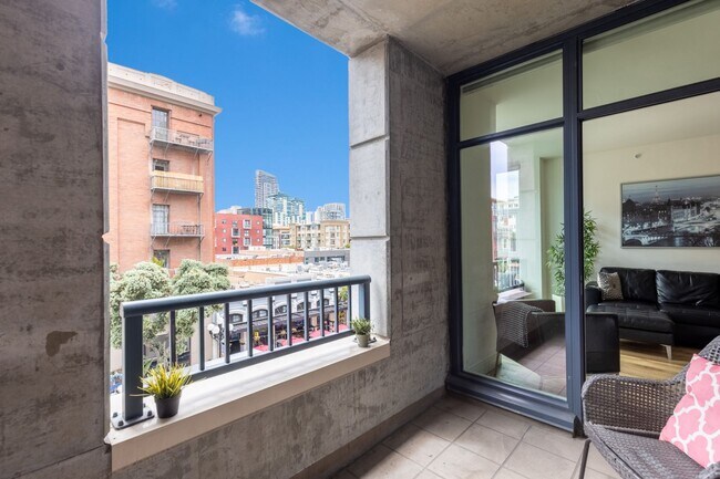 Building Photo - Modern 2 Bed/ 2 Bath Condo in the Heart of...